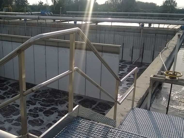 depósitos en depuradora de aguas